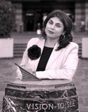 Marisela Norte frente al Museo de Arte Contempor�neo de Los Angeles, donde trabaja. El autob�s del MTA la deja enfrente. Foto: Ibarionex R. Perello.
