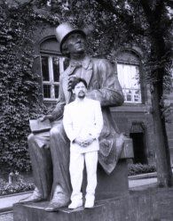 V�ctor Montoya (autor de este trabajo) junto a la estatua de Hans Christian Andersen