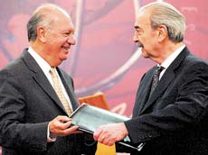Gelman recibe el premio de manos del presidente Lagos