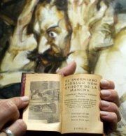 Edici�n del Quijote en miniatura; de fondo, una acuarela de Roux. Foto: Marcelo Omar G�mez (La Naci�n).