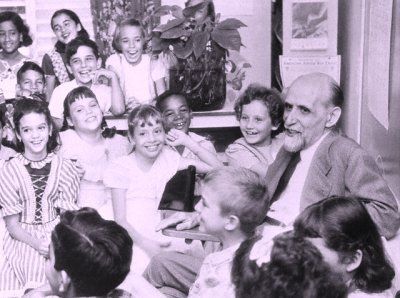 Juan Ram�n Jim�nez con peque�os estudiantes de Santurce, Puerto Rico