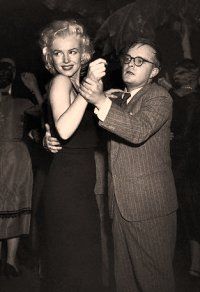 Truman Capote baila con Marilyn Monroe