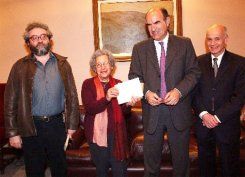Luis Chitarroni, Griselda Gambaro con el sobre que contiene la identidad del ganador, Enrique Maschwitz y Hugo Beccacece, en La Naci&oacute;n. Foto: Rodrigo N&eacute;spolo