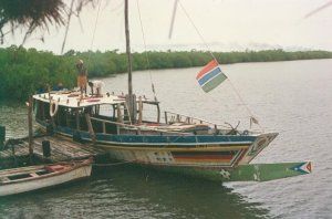 Barca para subir el r&iacute;o Gambia