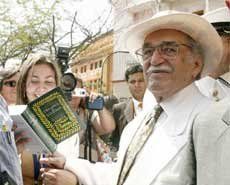 Gabriel Garc�a M�rquez firmando ejemplares de �Cien a�os de soledad� en Cartagena de Indias, durante el IV Congreso Internacional de la Lengua Espa�ola