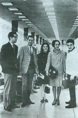 Gabriel Garc&iacute;a M&aacute;rquez con su esposa Mercedes, Jos&eacute; Miguel Oviedo y Mario Vargas Llosa (1967).