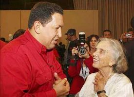 Hugo Ch&aacute;vez y Elena Poniatowska