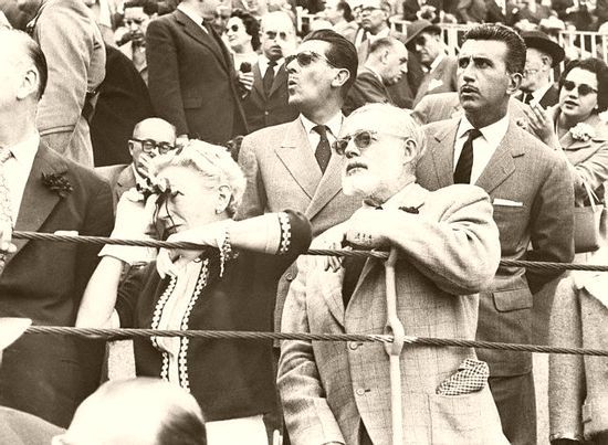 Ernest Hemingway y Mary Welsh durante una corrida de toros en Espa&ntilde;a (1959)