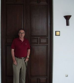 Ante la puerta de la habitaci&oacute;n donde se hosped&oacute; Ernest Hemingway en La C&oacute;nsula