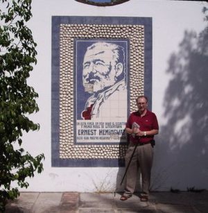 EL autor ante una placa conmemorativa de Ernest Hemingway