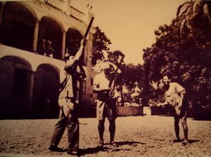 Ernest Hemingway con Antonio Ord&oacute;&ntilde;ez, cada uno con sendas escopetas en las manos disparando al plato