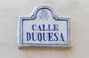 Placa de la granadina calle Duquesa