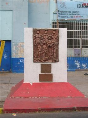 Monolito a los ca&iacute;dos en Iquique