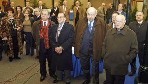 El presidente de Caja Rural y el can&oacute;nigo de la Catedral, ambos a la derecha, entre los asistentes al acto
