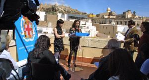 Ana Santos, de El Gaviero, y Lola de Haro, concejala de Cultura, en la terraza de la vivienda de Jos&eacute; &Aacute;ngel Valente