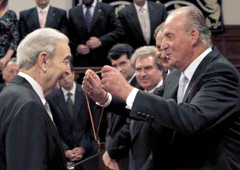 Juan Gelman recibe el Premio Cervantes de manos del Rey Juan Carlos de Espa&ntilde;a