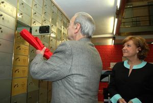 Juan Gelman deposita su legado en una caja de seguridad del Instituto Cervantes, en presencia de la directora de la instituci&oacute;n, Carmen Caffarel