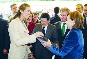 La consejera Encarna Rodr&iacute;guez entrega unos libros a do&ntilde;a Elena en presencia del ministro de Cultura, C&eacute;sar Antonio Molina, y del alcalde Gallard&oacute;n