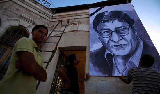 Tras la muerte de Mahmoud Darwish, su gente le rinde homenaje. Retrato del poeta colgado en su casa en Ramala. Fotograf&iacute;a: Atef Safadi