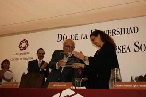 Carlos Monsiv&aacute;is recibe el galard&oacute;n de manos de la rectora de la UCSJ, Carmen Beatriz L&oacute;pez Portillo