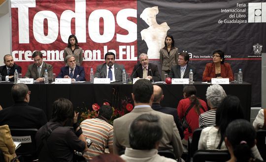 Miembros del presidium durante la conferencia de prensa para la presentaci&oacute;n del programa general de la 22&ordf; Feria Internacional del Libro de Guadalajara (foto: FIL/Joaqu&iacute;n Rua)