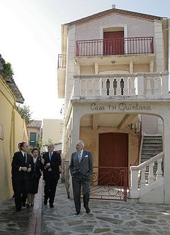 Los duques de Soria, junto al alcalde soriano, Carlos Mart&iacute;nez, y al de Collioure, Michael Molly, pasean junto al hotel donde se aloj&oacute; Machado en la localidad francesa