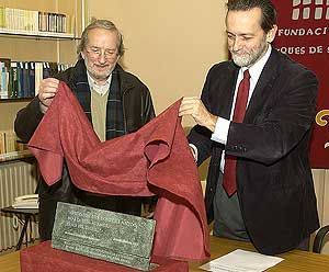 Jes&uacute;s B&aacute;rez y Jos&eacute; Mar&iacute;a Rodr&iacute;guez Ponga muestran la placa