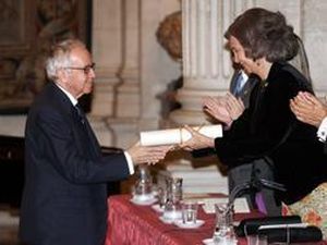 Garc&iacute;a Baena recibe el premio de manos de la reina