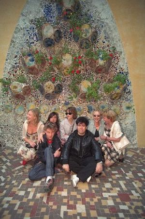 Elenco de &ldquo;Todo sobre mi madre&rdquo; ante la casa &ldquo;Battlo&rdquo; de Gaudi
