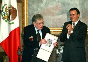 Jos&eacute; Emilio Pacheco recibe la Medalla 1808