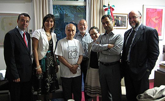 La traductora, Cristina Rasc&oacute;n Castro (izquierda) con el poeta Shuntaro Tanikawa. A la derecha, de brazos cruzados, el poeta mexicano Aurelio Asiain