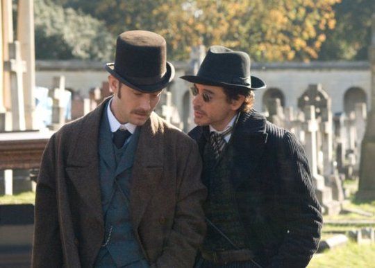 Jude Law (izq.) interpreta a John Watson, y Robert Downey Jr. a Sherlock Holmes, en el filme de Guy Ritchie
