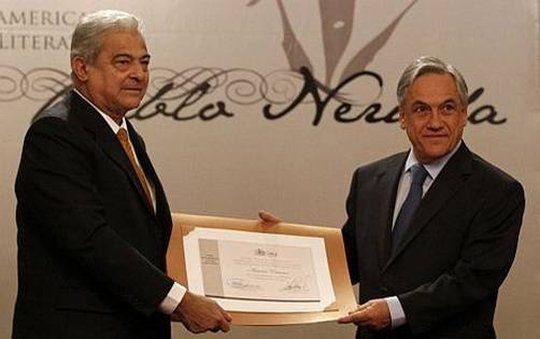 Antonio Cisneros (izquierda) y el presidente de Chile, Sebasti&aacute;n Pi&ntilde;era