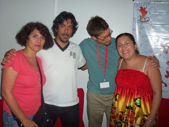 Mar&iacute;a Alejandra Rosas (derecha) recibi&oacute; el jueves 24 el Premio Salvador Garmendia de Narrativa