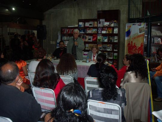 Presentaci&oacute;n de Tu pa&iacute;s est&aacute; feliz, de Antonio Miranda