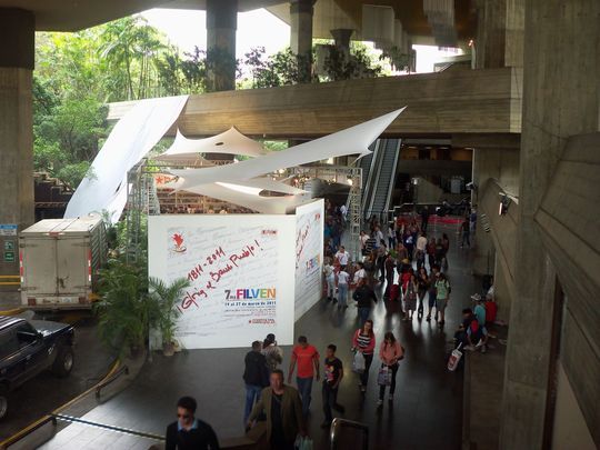 Entrada a la Filven desde las escaleras del Teatro Teresa Carre&ntilde;o