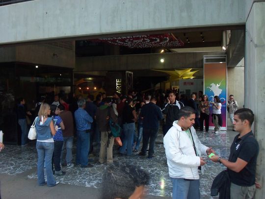 Entrada por la Universidad Nacional Experimental de las Artes (Unearte), lo que hasta hace poco fue el Ateneo de Caracas