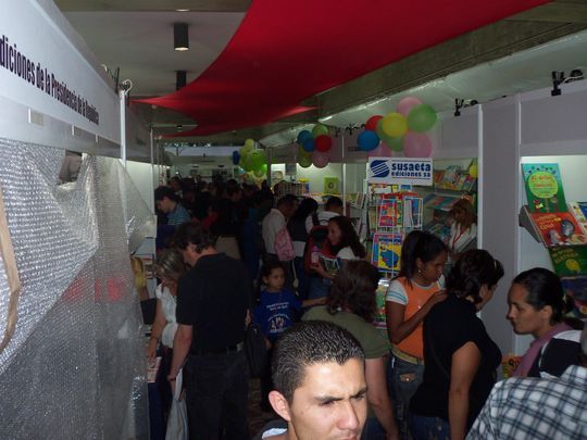 El p&uacute;blico curiosea entre los stands