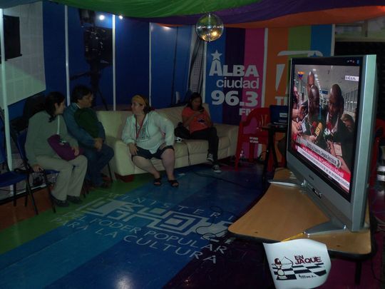 La emisora Alba Ciudad 96.3 FM transmite desde el centro de la feria
