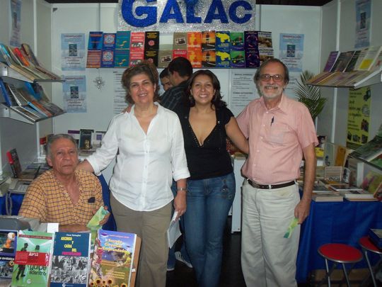 Giulio Santosuosso (derecha) con sus colaboradores de Editorial Galac