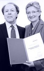 Javier Mar�as recibe el premio de manos de la ministra austr�aca de Cultura, Claudia Schmied