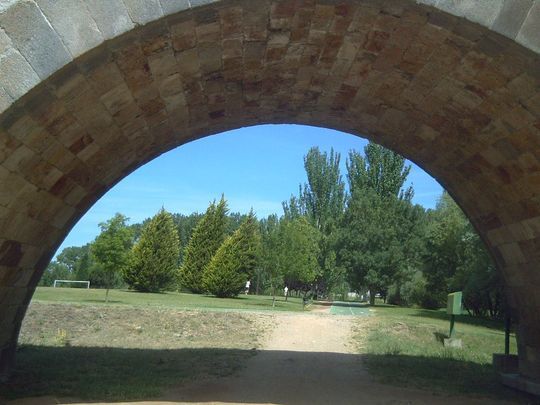 Arcada del puente sobre el río Tormes. Salamanca