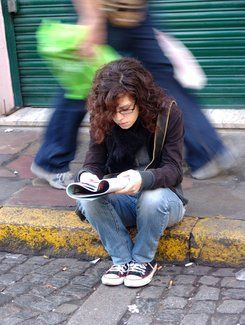 Lectura en Plaza Dorrego
