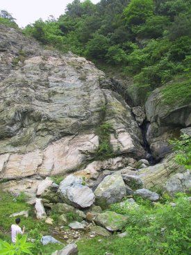 Allende las piedras y dem&aacute;s sinos