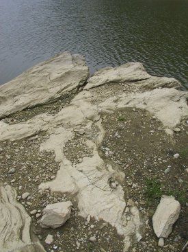 Allende las piedras y dem&aacute;s sinos