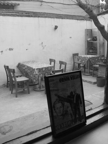 Cr&oacute;nica en un caf&eacute; de ensayo