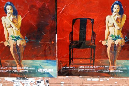 Di&aacute;logo entre unas gemelas separadas por una silla