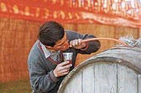 Una legi�n de patriotas que celebraron las fiestas patrias al pie del tonel de chicha