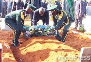 Presidente Eduardo dos Santos depositando flores en la sepultura de Paulo Tuba