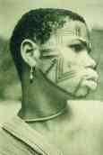 Mujer del Congo con tatuajes geométricos en el rostro; comparar con la fotografía de la máscara en el capítulo Los mitos